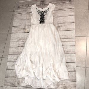 Free People Chic hobo linen dress with embroidery.